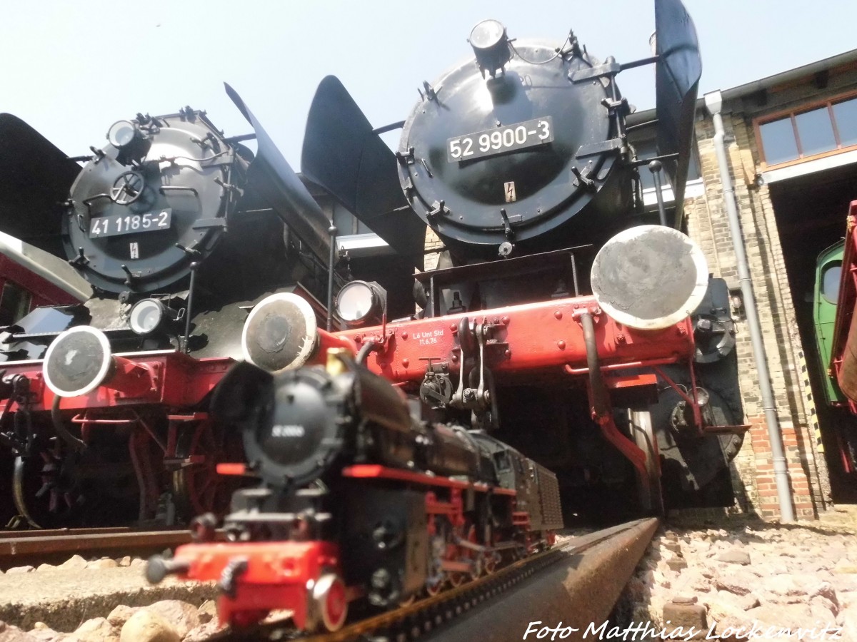 Klein Trifft Gro - 52 2006 (H0-Modell) und 52 9900 (52 4900) und daneben die 41 1185 im DB Museum in Halle (Saale) am 5.7.15