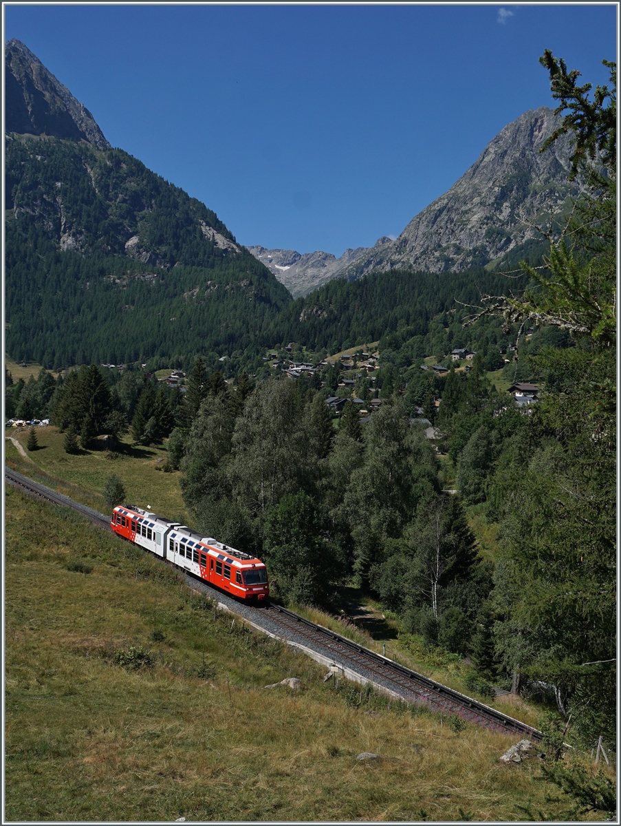 Kleine Bahn in grossartiger Landschaft: der TMR BDeh 4/8 21 ist als SNCF TER von St-Gervais nach Vallorcine unterwegs. Der Triebzug ist auf der Fahrt zwischen Le Buet und Vallorcine. 

1. August 2022