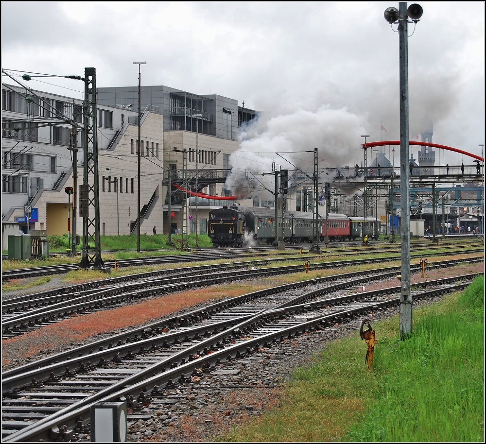 Kleine Lok daheim. Ec 3/5 der MThB muss im Mai 2010 mchtig schuften um den Sonderzug nach Altnau zu bringen, die Fahrgsten konnten von dort mit dem Dampfschiff Hohentwil zurck nach Konstanz fahren. Der Fotostandort ist auf der Strae.