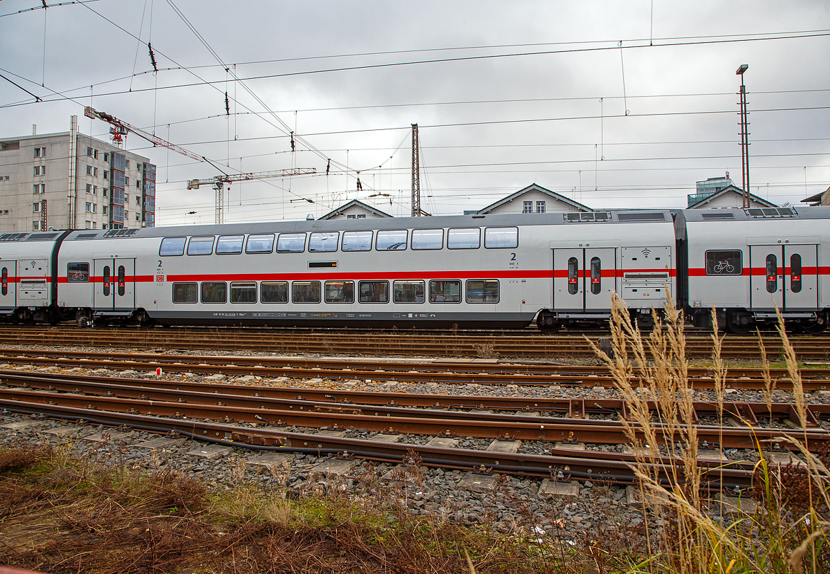 Klimatisierter 2. Klasse IC2-Doppelstock- Reisezugwagen (Twindexx Vario, Mittelwagen), D-DB 50 80 26-81 636-5, der Gattung DBpza 682.4, der DB Fernverkehr AG, am 19.12.2021 im Zugverband abgestellt im Hauptbahnhof Siegen, als Wagen 3 der IC 2 Zuggarnitur 4903.

Der Wagen wurde 2020 von Bombardier Grlitz gebaut. 

Technische Daten siehe: http://hellertal.startbilder.de/bild/Deutschland~Wagen~Personenwagen/760502/klimatisierter-2-klasse-ic2-doppelstock--reisezugwagen-twindexx.html

