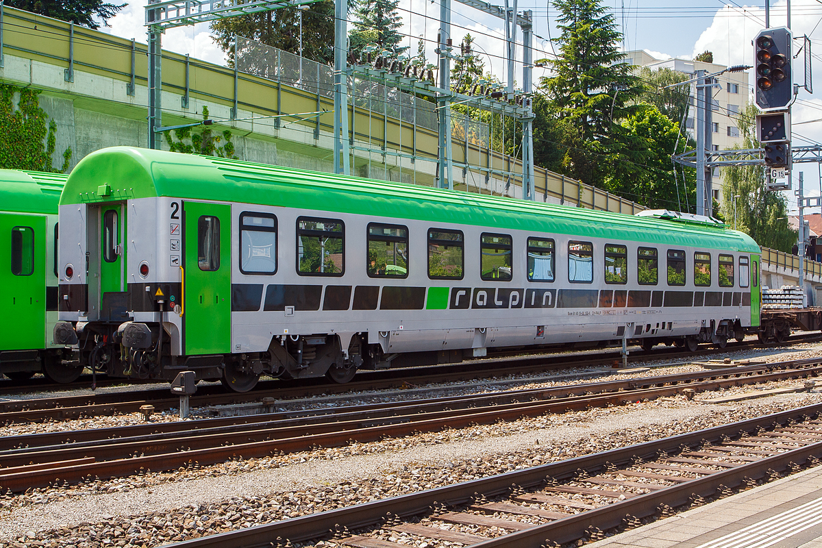 Klimatisierter RAlpin Begleitwagen fr die Rollende Landstrae (RoLa) Bcm 61 85 59-00 103-6 CH-RALP, ex Bcm 61 85 50-90 103-6 CH-SBB, abgestellt am 28.05.2012 im Bahnhof Spiez. Dahinter noch ein weiterer Wagen.

2010 verkaufte die SBB ihre 20 klimatisierten Liegewagen des Typs Bcm61 an RAlpin. Die SBB setzte die Liegewagen des Typs Bcm 61 bis Dezember 2009 im Nachtverkehr zwischen Zrich, Genf und Rom ein. Aufgrund der sinkenden Nachfrage und der immer schnelleren Tagesverbindungen wurden der Nachtverkehr eingestellt und die Liegewagen zum Verkauf ausgeschrieben.

Die RAlpin lie die Wagen 2011 von der TecSol AG in sterreich umbauen. Zum Umbau gehrte der Einbau eines Aufenthaltsraumes fr die Fahrer mit Kchenblock, die Modernisierung der elektrischen Anlagen, Nachrstung eines Fahrgastinformationssystems und Videosystems zur Verbindung mit der Leitstelle und die Ausrstung der Waggons mit einem Hilfsdiesel zur autarken Energieversorgung ohne Zugsammelschiene. Die Begleitwagen des Typs Bcm61 verfgen ber geschlossene Toilettensysteme.

TECHNISCHE DATEN:
Fahrzeughersteller: SWS (Baujahr 1979)
Fahrzeugumbau: TecSol AG (Umbau 2011)
Typenbezeichnung: Bcm 61
Einsatzgebiet: Begleitwagen fr Lastwagentransporte (RoLa)
Spurweite: 1.435 mm
Anzahl der Radstze: 4 (in 2 Drehgestellen)
Lnge ber Puffer: 26.400 mm
Drehzapfenabstand:19.000 mm,
Achsabstand im Drehgestell: 2.650 mm
Hhe ab SOK: 4.310 mm
Fahrzeugumgrenzungs-Profil: UIC 505-1
Raddurchmesser: 920 mm (neu) / 860 mm (abgenutzt)
Eigengewicht: 53 t
Dienstgewicht brutto: 58 t
Sitz/Liegepltze: 32
Hchstgeschwindigkeit: 120
Bremsbauart: O-GP NBU ep
Bremsgewichte: G43 t, P(RtC) 57 t
Feststellbremse: Handspindelbremse
Intern. Verwendung: RIC