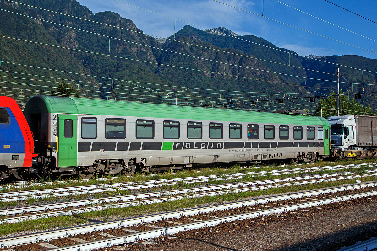 Klimatisierter RAlpin Begleitwagen für die Rollende Landstraße (ROLA) Bcm 61 85 59-40 117-6 CH-RALP, ex Bcm 61 85 50-90 117-x CH-SBB, am 03.08.2019 im Zugverband in Domodossola.

2010 verkaufte die SBB ihre 20 klimatisierten Liegewagen des Typs Bcm61 an RAlpin. Die SBB setzte die Liegewagen des Typs Bcm61 bis Dezember 2009 im Nachtverkehr zwischen Zürich, Genf und Rom ein. Aufgrund der sinkenden Nachfrage und der immer schnelleren Tagesverbindungen wurden der Nachtverkehr eingestellt und die Liegewagen zum Verkauf ausgeschrieben.

Die RAlpin ließ die Wagen 2011 von der TecSol AG in Österreich umbauen. Zum Umbau gehörte der Einbau eines Aufenthaltsraumes für die Fahrer mit Küchenblock, die Modernisierung der elektrischen Anlagen, Nachrüstung eines Fahrgastinformationssystems und Videosystems zur Verbindung mit der Leitstelle und die Ausrüstung der Waggons mit einem Hilfsdiesel zur autarken Energieversorgung ohne Zugsammelschiene. Die Begleitwagen des Typs Bcm61 verfügen über geschlossene Toilettensysteme.

TECHNISCHE DATEN:
Fahrzeughersteller: SWS (Baujahr 1979)
Fahrzeugumbau: TecSol AG (Umbau 2011)
Typenbezeichnung: Bcm 61
Einsatzgebiet: Begleitwagen für Lastwagentransporte
Spurweite: 1.435 mm
Anzahl der Radsätze: 4 (in 2 Drehgestellen)
Länge über Puffer: 26.400 mm
Drehzapfenabstand:19.000 mm,
Achsabstand im Drehgestell: 2.560 mm
Höhe ab SOK: 4.310 mm
Fahrzeugumgrenzungs-Profil: UIC 505-1
Raddurchmesser: 920 mm (neu) / 860 mm (abgenutzt)
Eigengewicht: 53 t
Dienstgewicht brutto: 58 t
Sitz/Liegeplätze: 32
Höchstgeschwindigkeit: 120 km/h
Bremsbauart: Frein O-GP NBU ep
