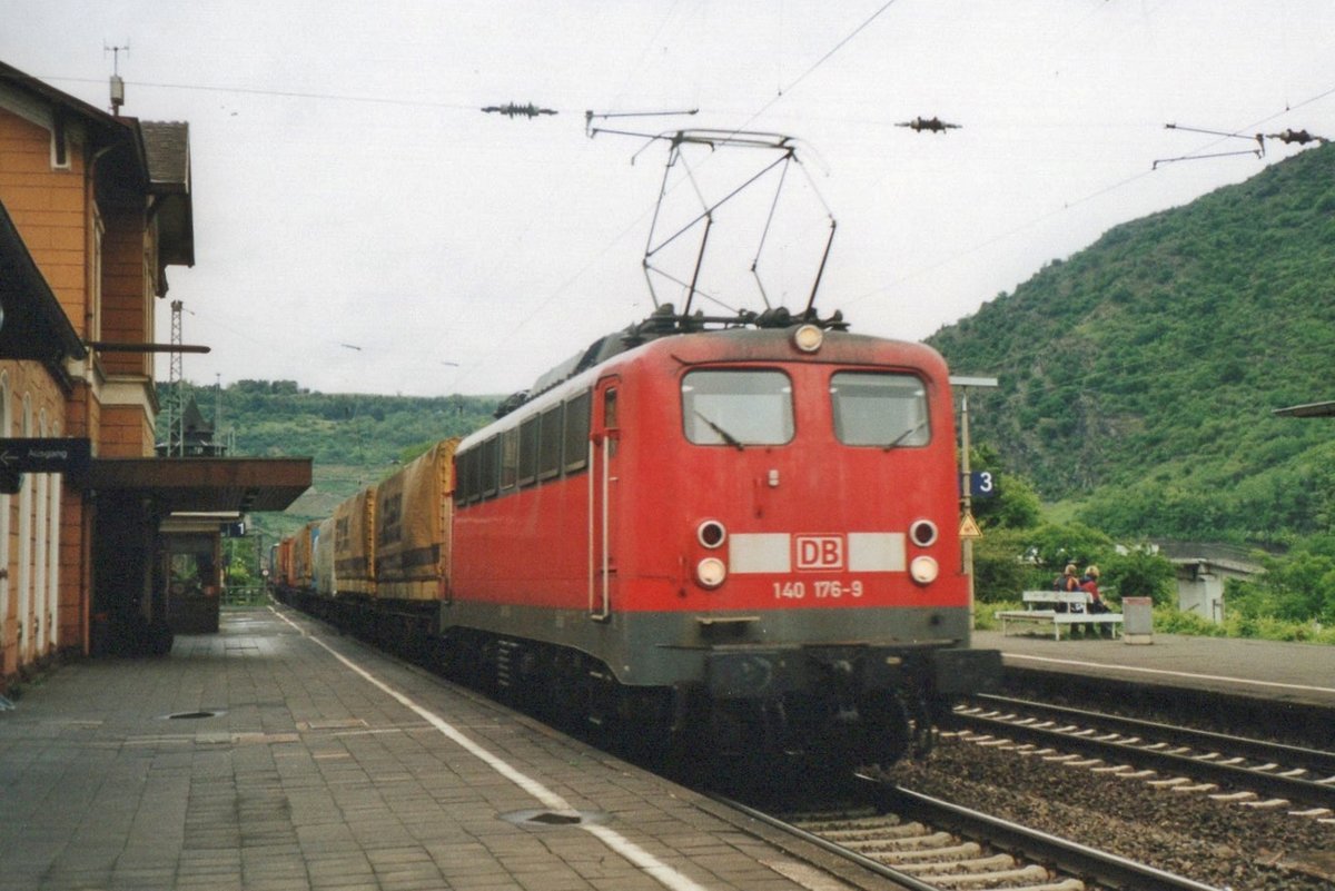 KLV mit 140 176 durcheilt am 1 Oktober 2002 Bingen (Rhein).