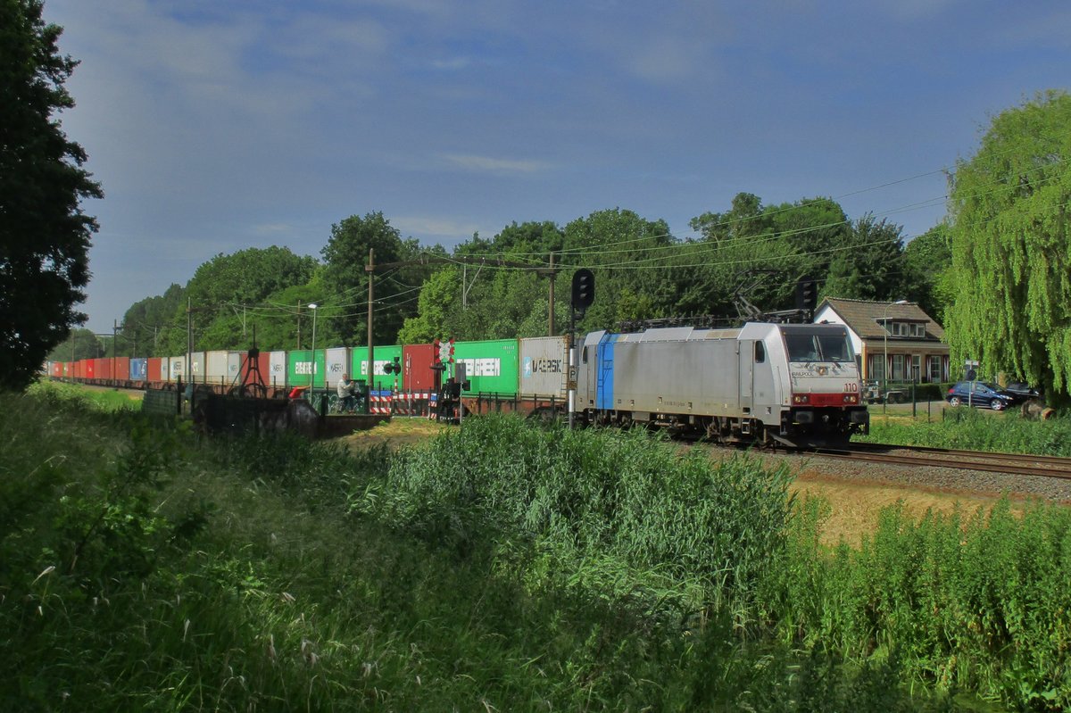 KLV mit 186 110 durcheilt Dordrecht-Bezuidendijk am 10 Juni 2017.