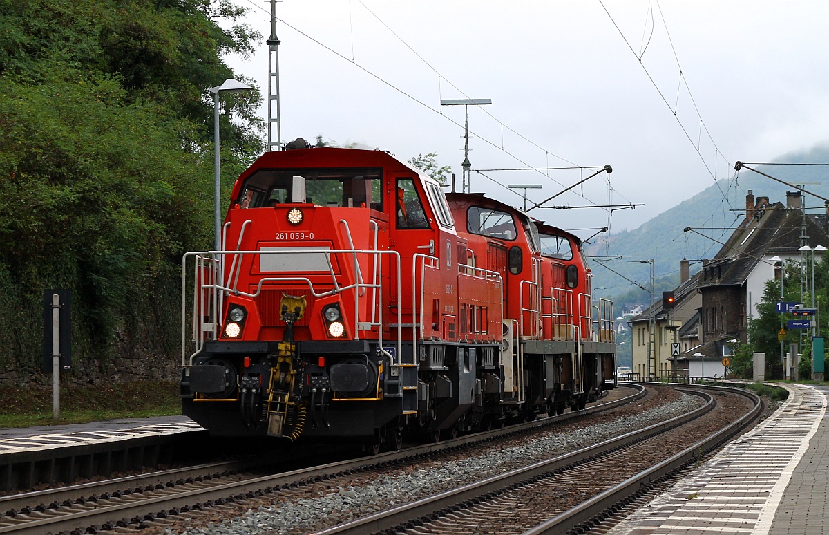 Knapp über 100 Stück gibt es von ihnen bei der DB, anzutreffen sind sie aber überall in Deutschland....hier dieselte die 261 059-0 mit 294 859-4 und 593-9 als Lokzug durch Lorchhausen am Rhein. 14.09.2013