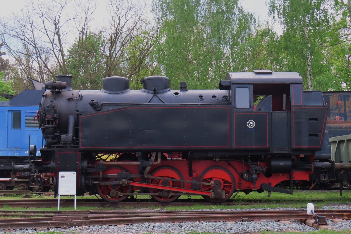 KND 29 steht am 11 Mai 2024 ins Eisenbahnmuseum von Luzna u Rakovnika. Dieser Lok wurde nach ein Entwurf der Bhmiusch-Mhrischen Protektoratsbahn ab 1940 gebaut -whrend der 2.Weltkrieg und auch danach, da diverse Httenbahnen in Tschecho_Slowakei sich interessierten frt dieser Machine. Dieser Exemplar wurde 1950 gebaut und ist der Obhut des Eisenbahnmuseums bergeben. Diese Info steht auf der Plakat neben der Lok. 