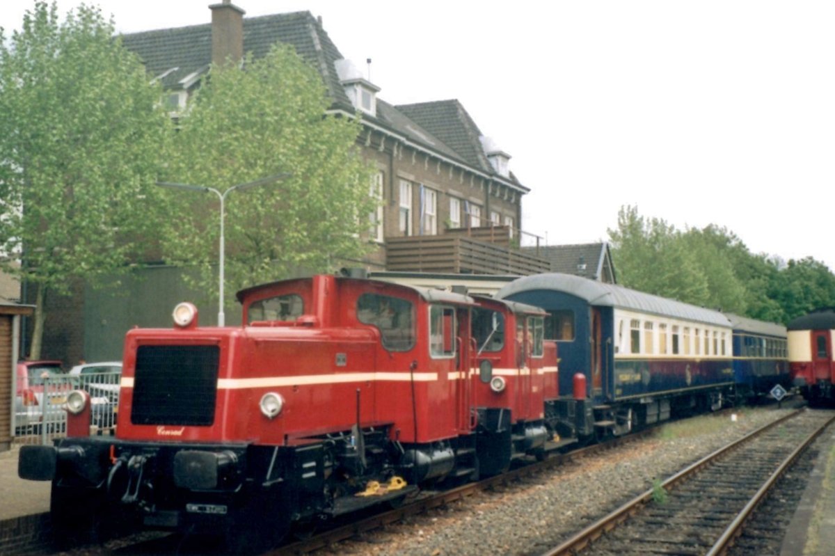 Köf 332-6 rangiert am 16 April 1997 bei der ZLSM in Simpelveld.