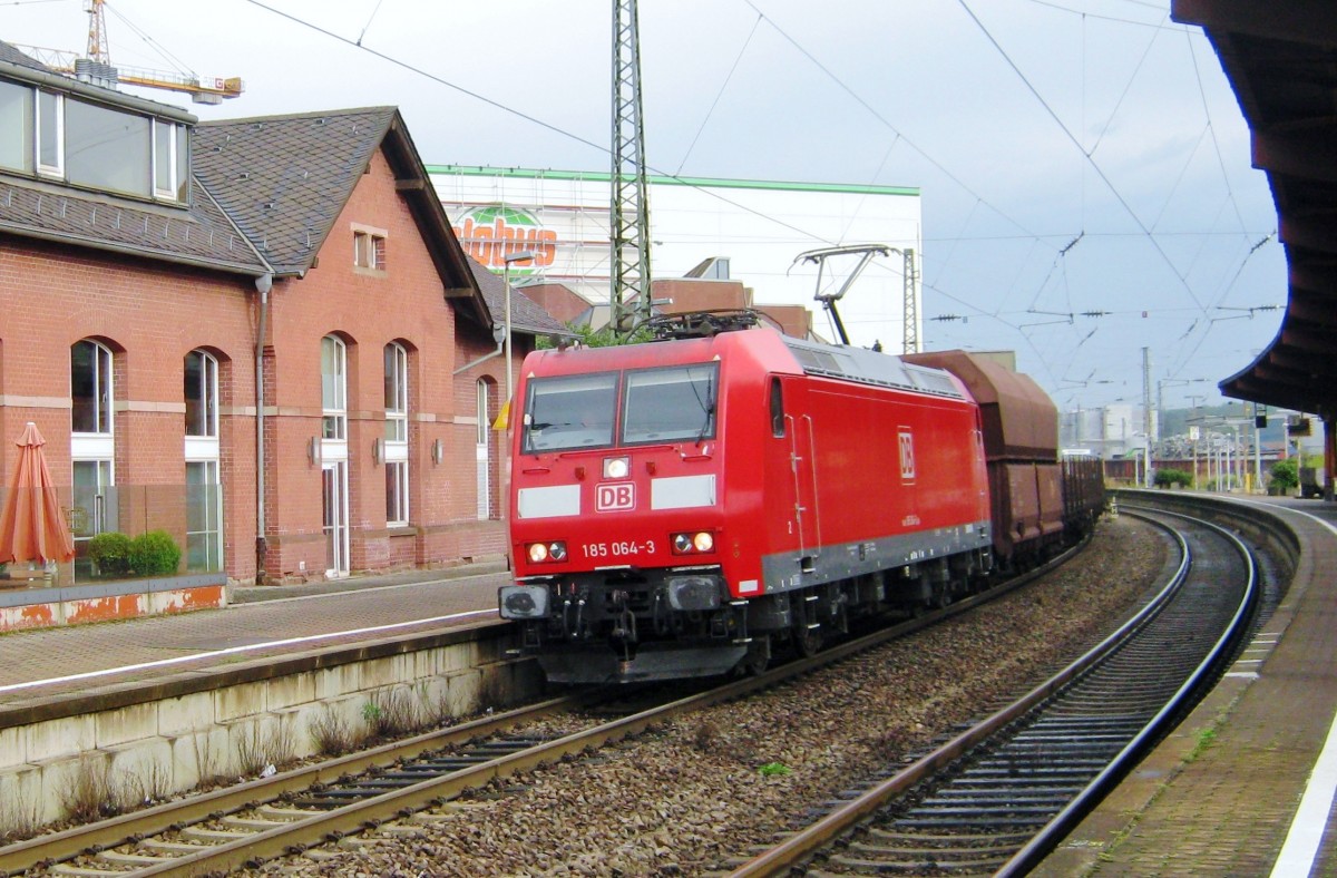 Kohlezug mit 185 064 durchfahrt Vlklingen am 16 September 2011.