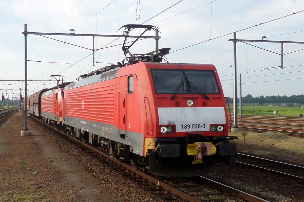 Kohlezug mit 189 038 dönnert durch Lage Zwaluwe am 20 Juli 2016.