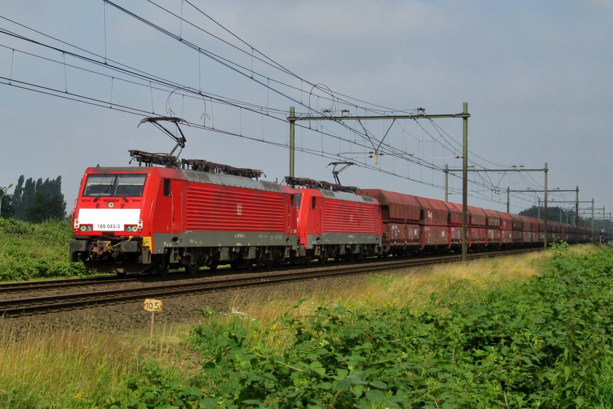 Kohlezug mit 189 043 dönnert durch Horst-Sevenum am 9 Juli 2016.