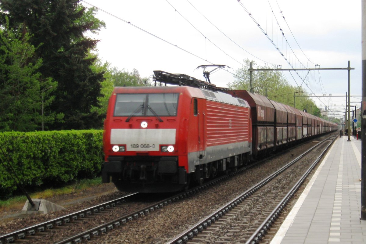 Kohlezug mit 189 068 durcheilt am 24 April 2019 Tilburg-Universiteit.