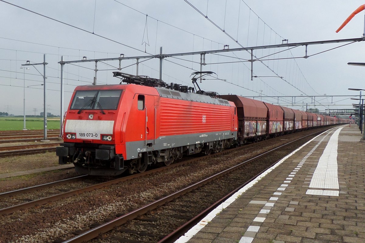 Kohlezug mit 189 073 dönnert durch Lage Zwaluwe am 20 Juli 2016.