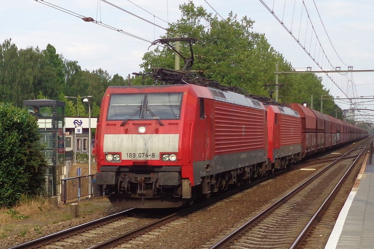 Kohlezug mit 189 074 dönnert durch Tilburg-Universiteit am 18 Juli 2018. 