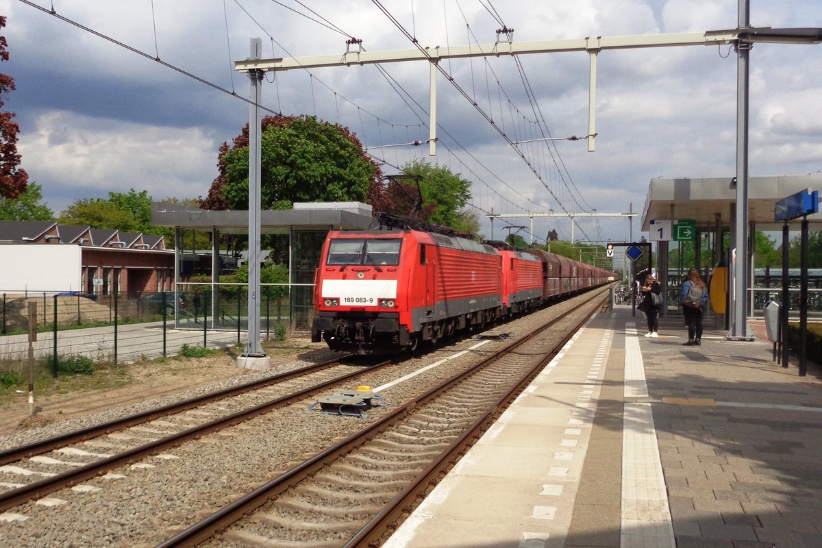 Kohlezug mit 189 083 durcheilt am 26 April 2019 Oisterwijk.