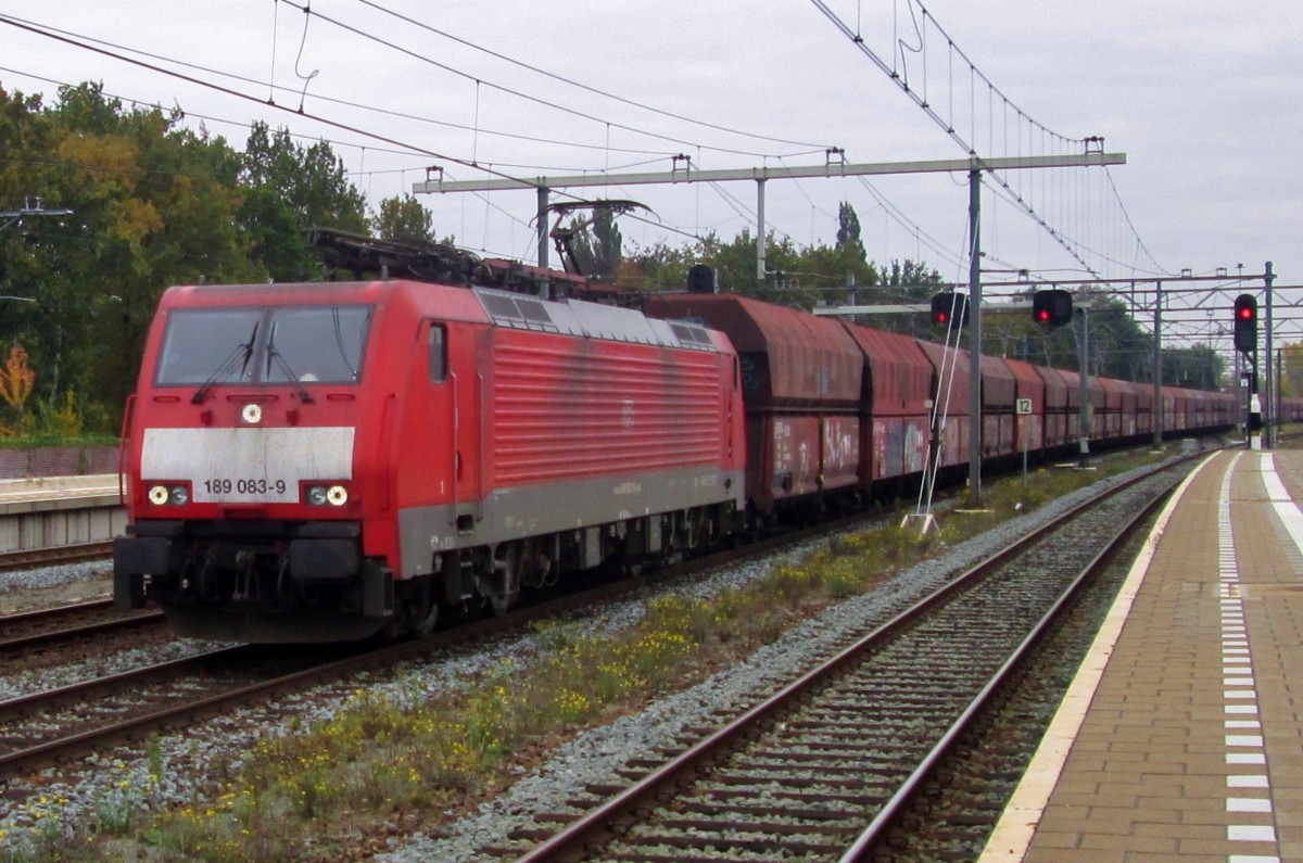 Kohlezug mit 189 083 durchfahrt Boxtel am 24 Oktober 2015.