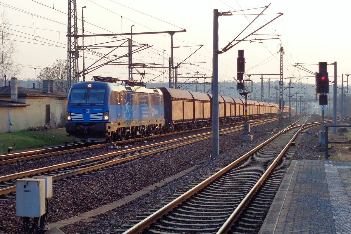 Kohlezug mit 383 005 durcheilt am Abend von 9 April 2018 Pirtna.