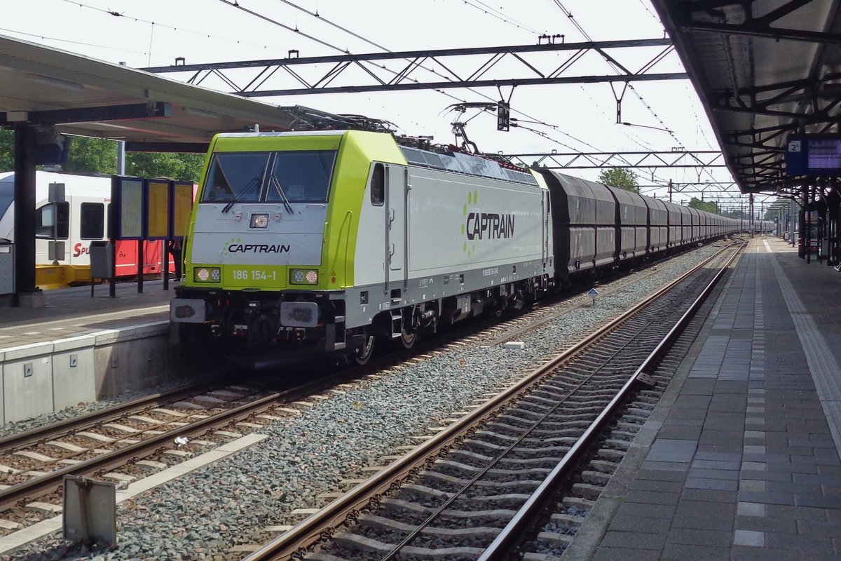 Kohlezug mit der nagelneue CapTrain 186 154 durchfahrt am 18 Juli 2018 Dordrecht.