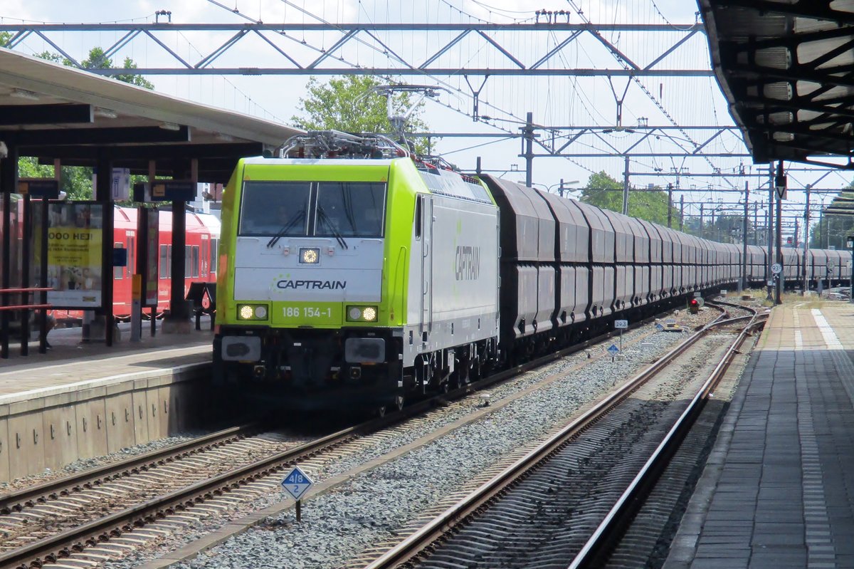 Kohlezug mit der nagelneue CapTrain 186 154 durchfahrt am 18 Juli 2018 Dordrecht.