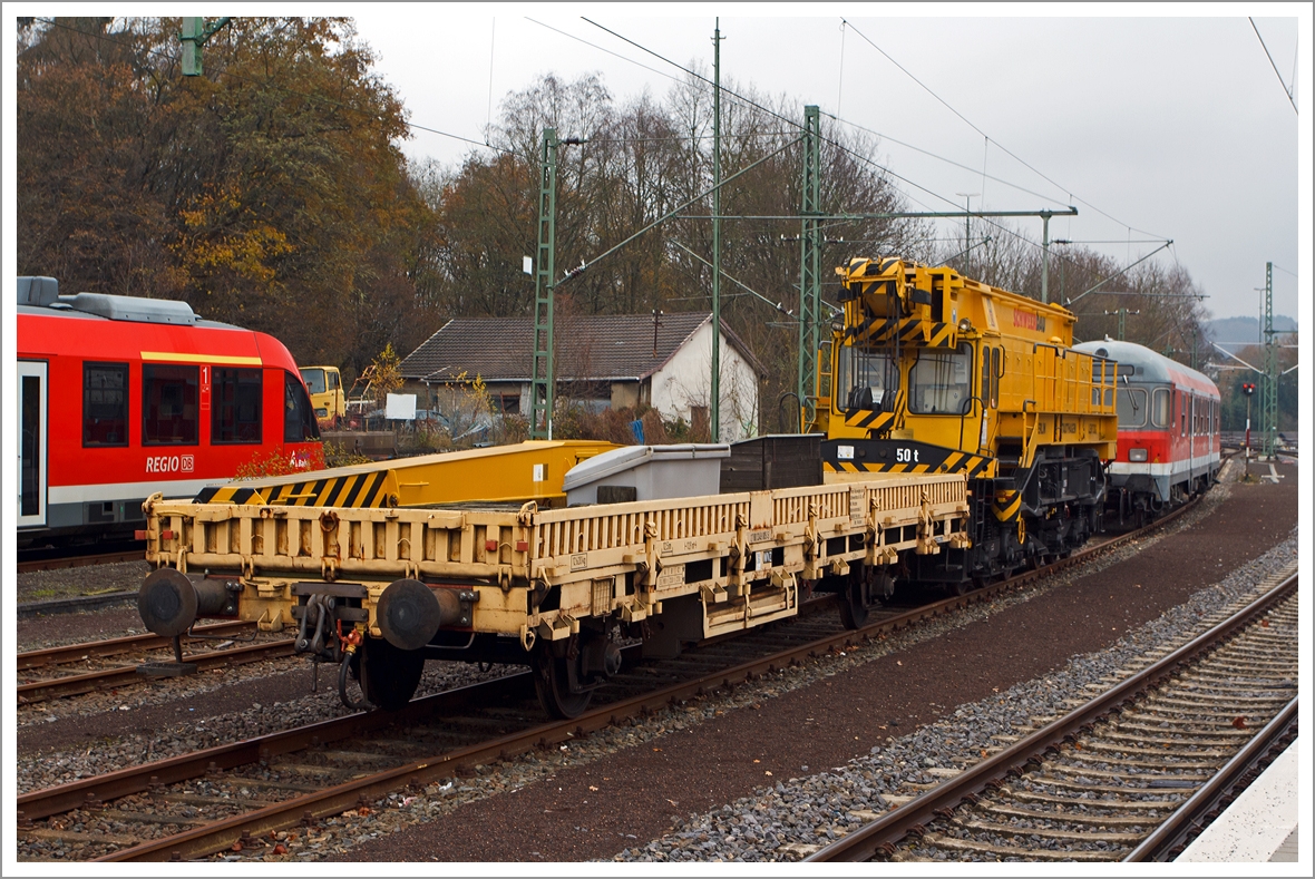 
Komplett von vorne.....
Der 50t-KIROW-Schienenkran EDK 300/5  der Schweerbau, Schweres Nebenfahrzeug Nr. 97 82 31 501 17-9 (ex 60 80 092 3 747-0) mit Schutzwagen 27 80 3349 005-5 D-WVZ, abgestellt am 24.11.2013 in Au/Sieg.
