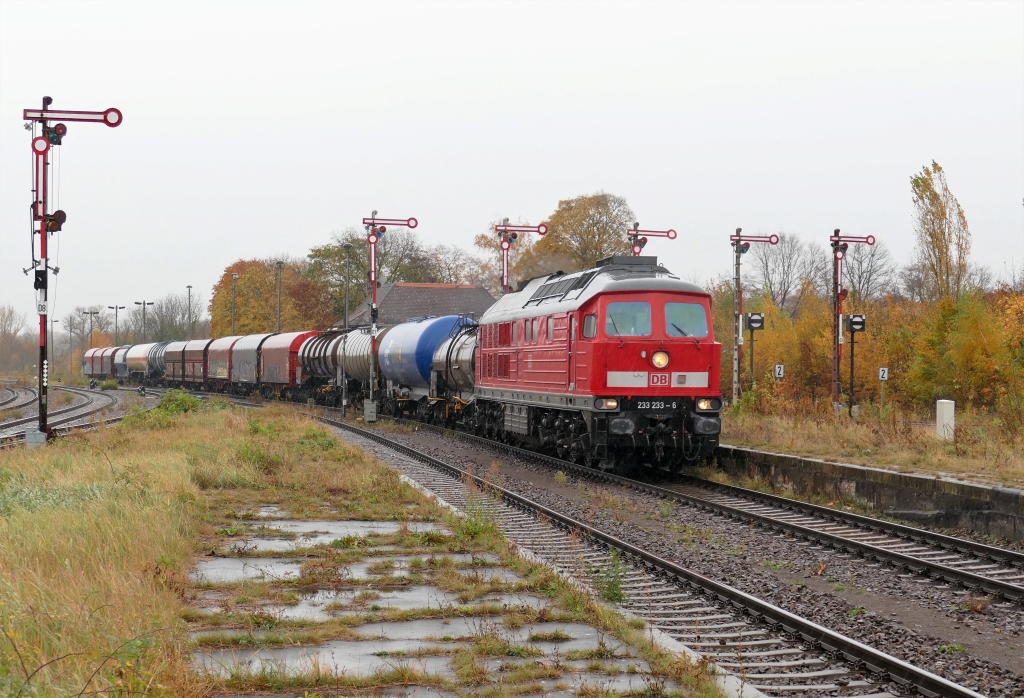 Kopf machen in Zeitz Pbf. Aus Richtung Leipzig ist wohl derzeit die Einfahrt in den Gbf nicht m�glich. DB 233 233 mit �g aus Leipzig-Engelsdorf, am 01.11-2021 bei der Einfahrt in Zeitz.