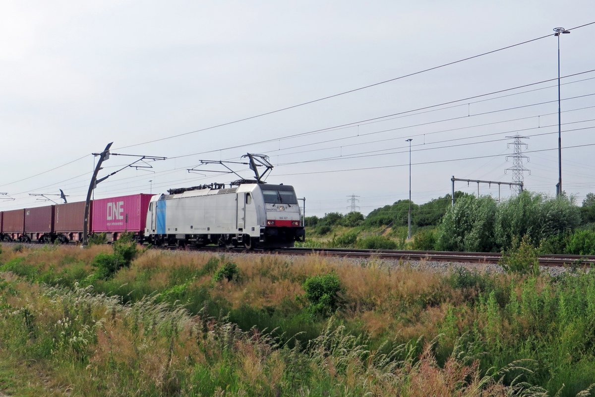 KRE 186 107 durchfahrt Valburg am 3 Juni 2020.