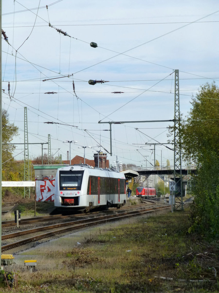 Kreuzung in W-Unterbarmen: S7 nach Solingen (VT 12.12 07) und S8 nach Mönchengladbach (1440 302) werden in wenigen Momenten beide am Bahnsteig halten. 6.11.18.