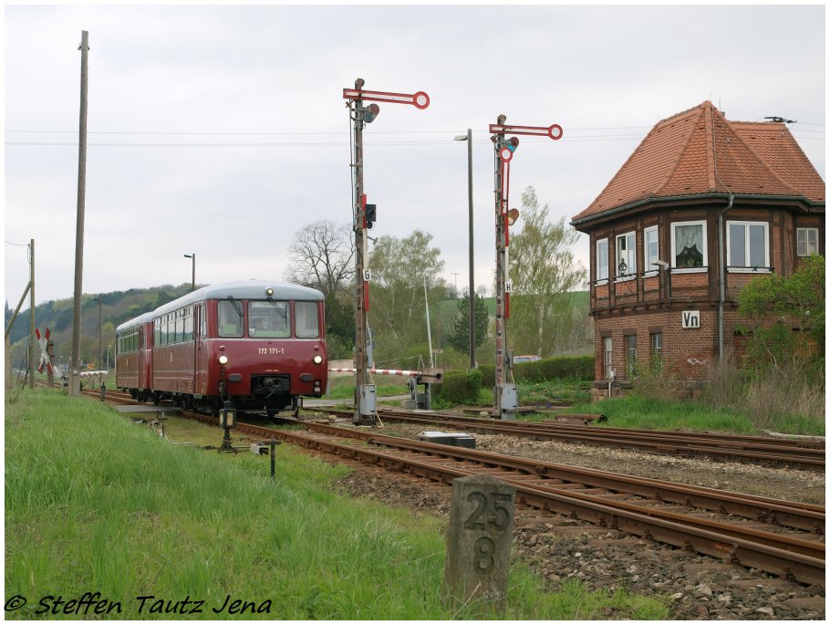 KSR 172 171-1 + 172 132-3 als DLr 25049 von Nebra nach Karsdorf, am 01.05.2013 bei der Einfahrt in den ehemaligen Bf Vitzenburg. (Foto: Steffen Tautz)