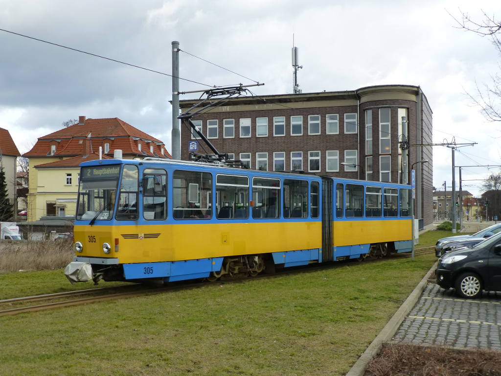 KT4D Nr. 305 in den Farben der Gothaer Straßenbahn in der Bahnhofswendeschleife, 11.2.16.