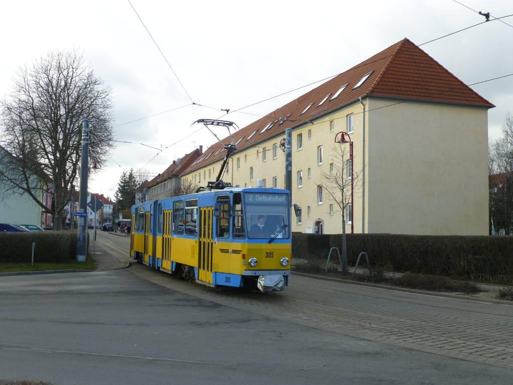 KT4D Nr. 305 der TWSB Gotha fährt am 2.11.von der Haltestelle Leinefelder Straße ab.