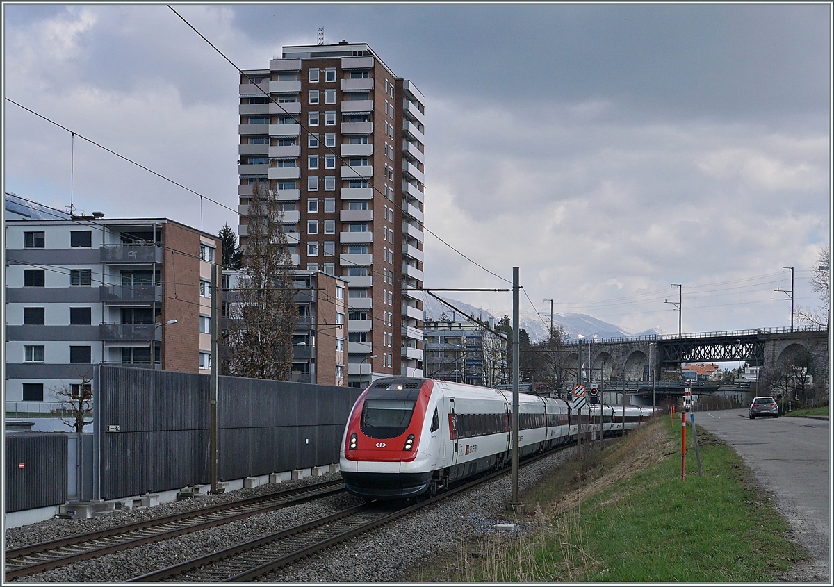 Kürz nach Grenchen Süd ist ein SBB ICN nach Biel/Bienne unterwegs, im Hintergrund das BLS MLB Mösliviadukt. 

19. März 2021