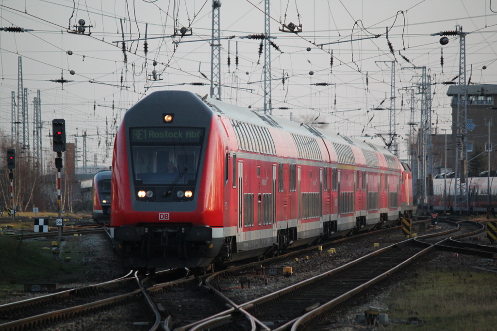 Kurz bevor die Sonne unter gehen wollte lief DBpbzfa 766.1 als RE 4311 von Hamburg Hbf nach Rostock im Rostocker Hbf ein.Am Ende lief 182 007-5 mit.29.12.2015