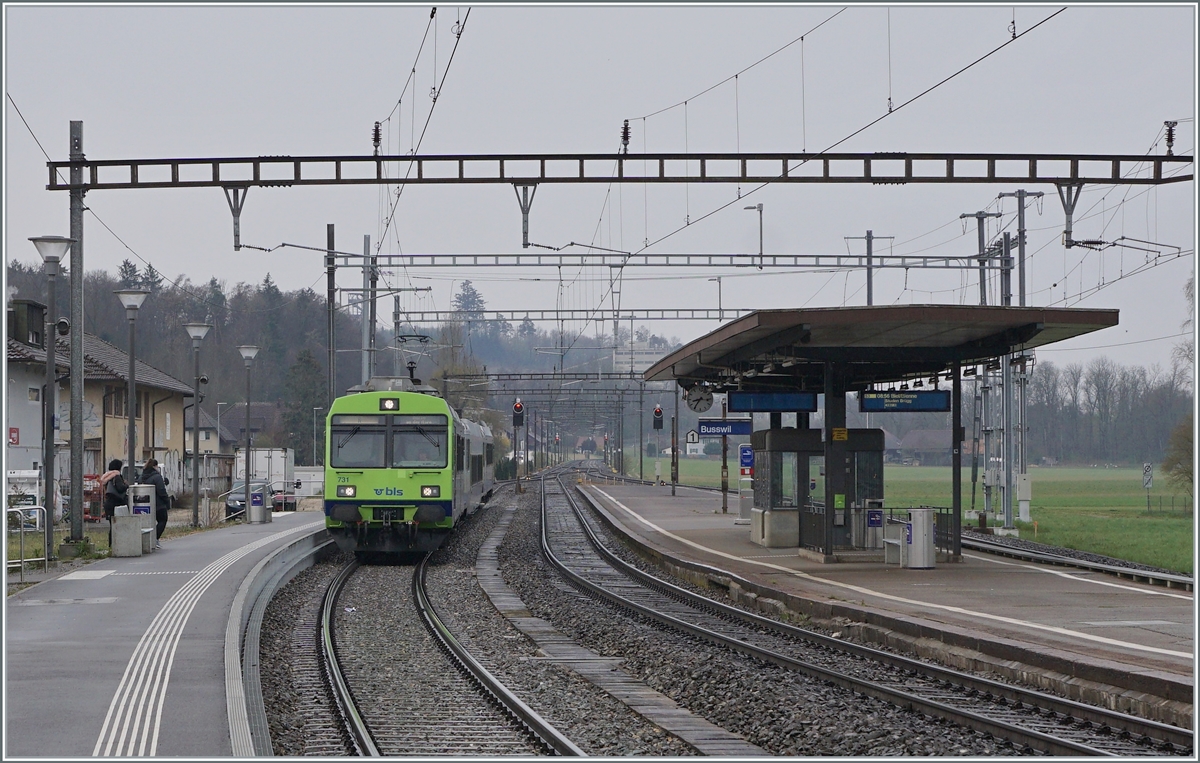 Kurz darauf erreicht der in Lyss gestartet Anschlusszug nach Büren den Bahnhof von Busswil. 

18. April 2021