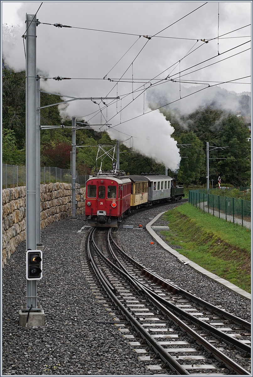 Kurz darauf erschien dann auch schon der Blonay-Chamby  Riviera Belle Epoque  Zug mit der G 3/3 N° 5 und dem schiebenden RhB ABe 4/4 35, der ohne Halt in St-Légier Gare durch fuhr.

27. September 2020