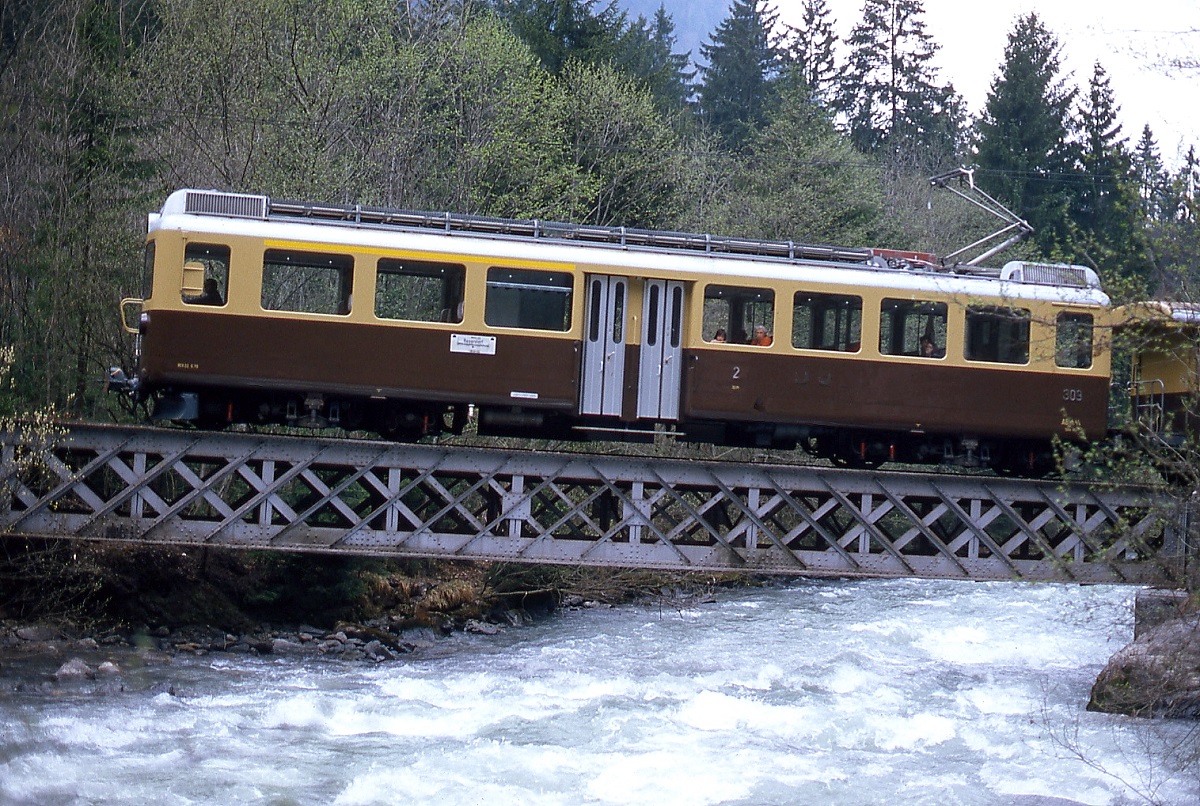 Kurz hinter Zweilütschinen überquert ABeh 4/4 309 im Mai 1981 auf dem Weg nach Lauterbrunnen die Weisse Lütschine