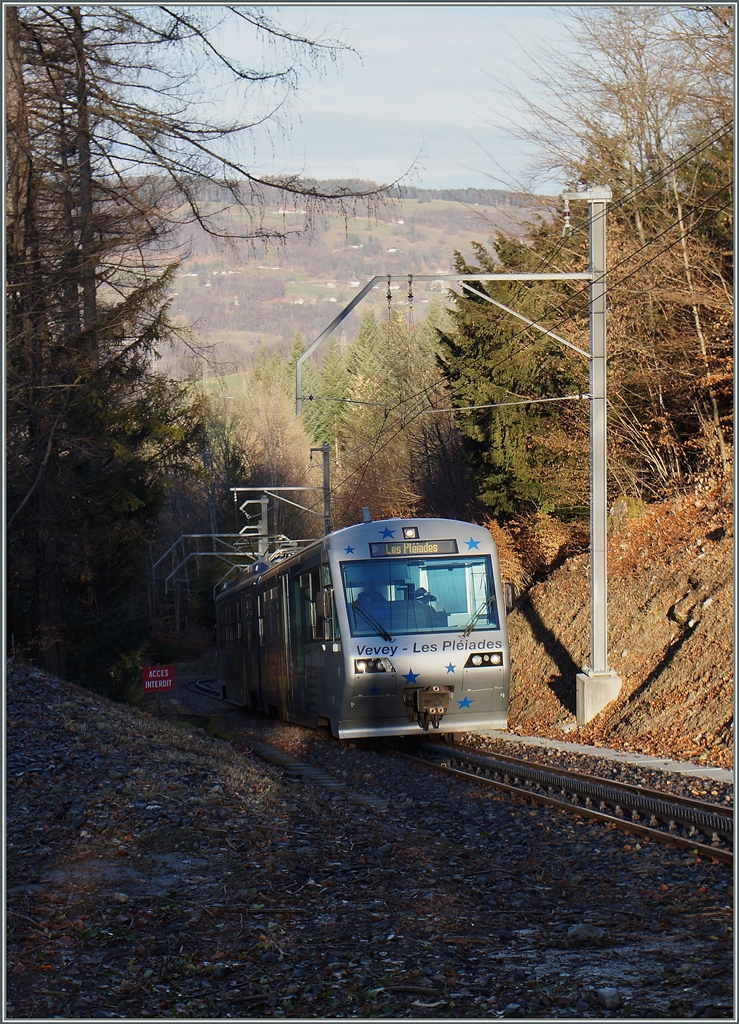 Kurz der Kilomtermarke 2.3 aus der Strecke Blonay - Les Pléiades konnte ich den Beh 2/4 71 mit Bt  Train des Etoiles  fotogarfieren.
23. Dez. 2015