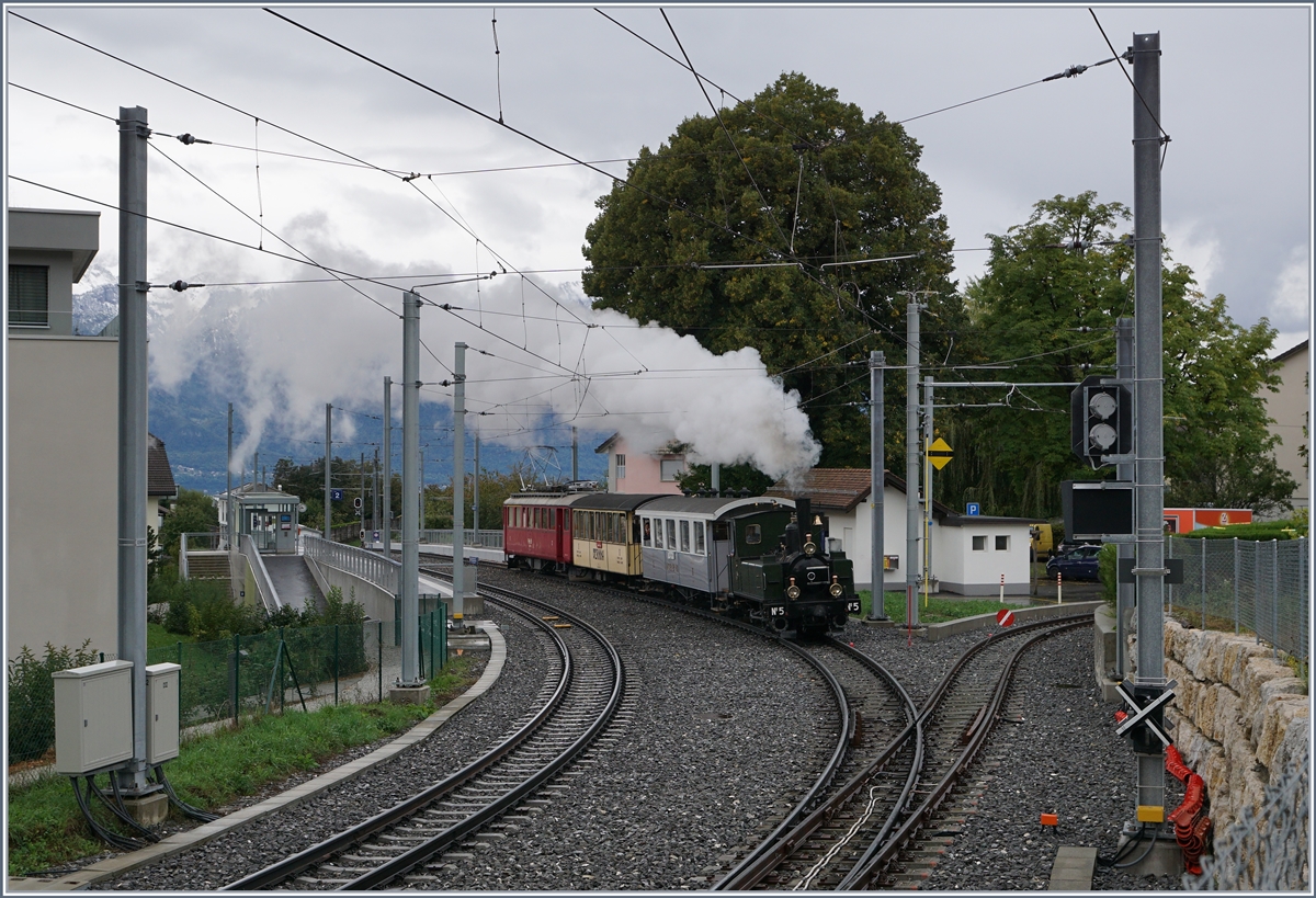 Kurz nach der Abfahrt des Riviera Belle Epoque Zuges kam der zweite Dampfzug angefahren, geführt von der LEB G 3/3 N° und unterstützt vom Rhb ABe 4/4 N° 35. 
Das Bild zeigt den Gesellschaftsextrazug in St-Légier Gare. 
27. Sept. 2020
