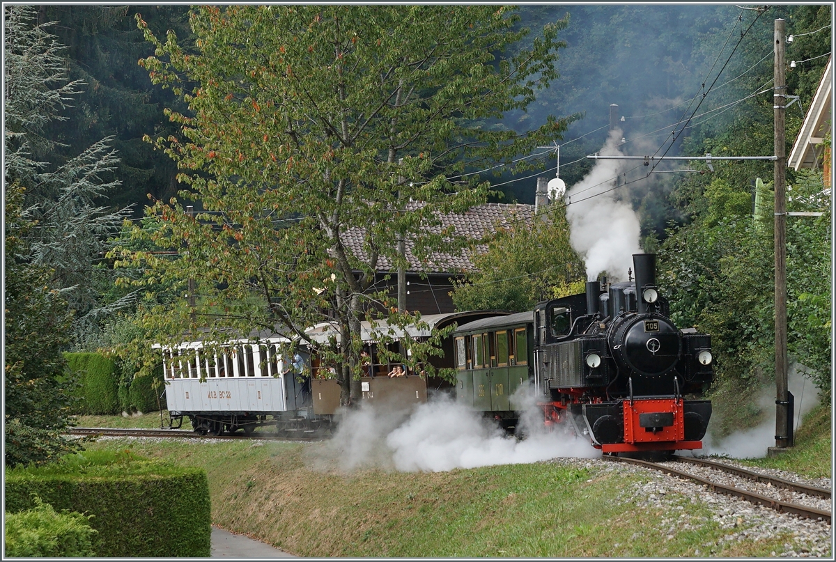 Kurz nach Blonay ist die G 2x 2/2 105 mit einem Reisezug auf dem Weg nach Chamby.

20. Sept. 2020