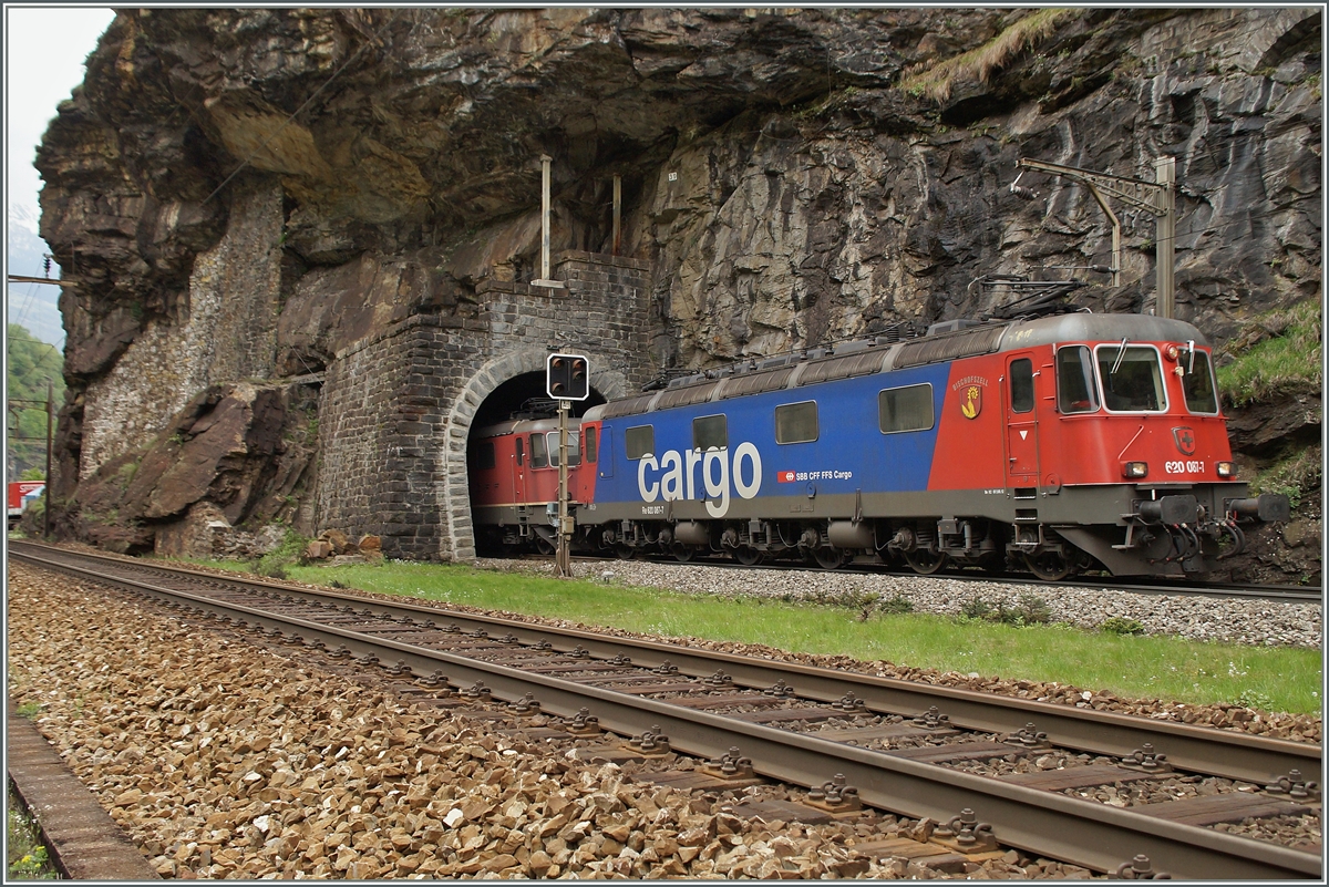 Kurz nach Faido verlassen die Re 620 eine Re 620 067-7 und einen Re 4/4 II/III mit einem langen Gterzug den kurzen Boscerina Tunnel (Gotthard Sdrampe).
6. Mai 2014