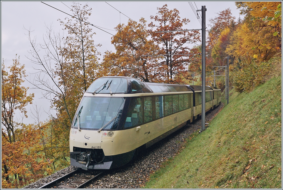 Kurz nach Sendy-Sollard fährt der von der MOB Ge 4/4 8002 gezogen Zug in Richtung Monterux wobei sich ab Schluss des Zuges der Ast 151 zeigt. 

28. Okt. 2020