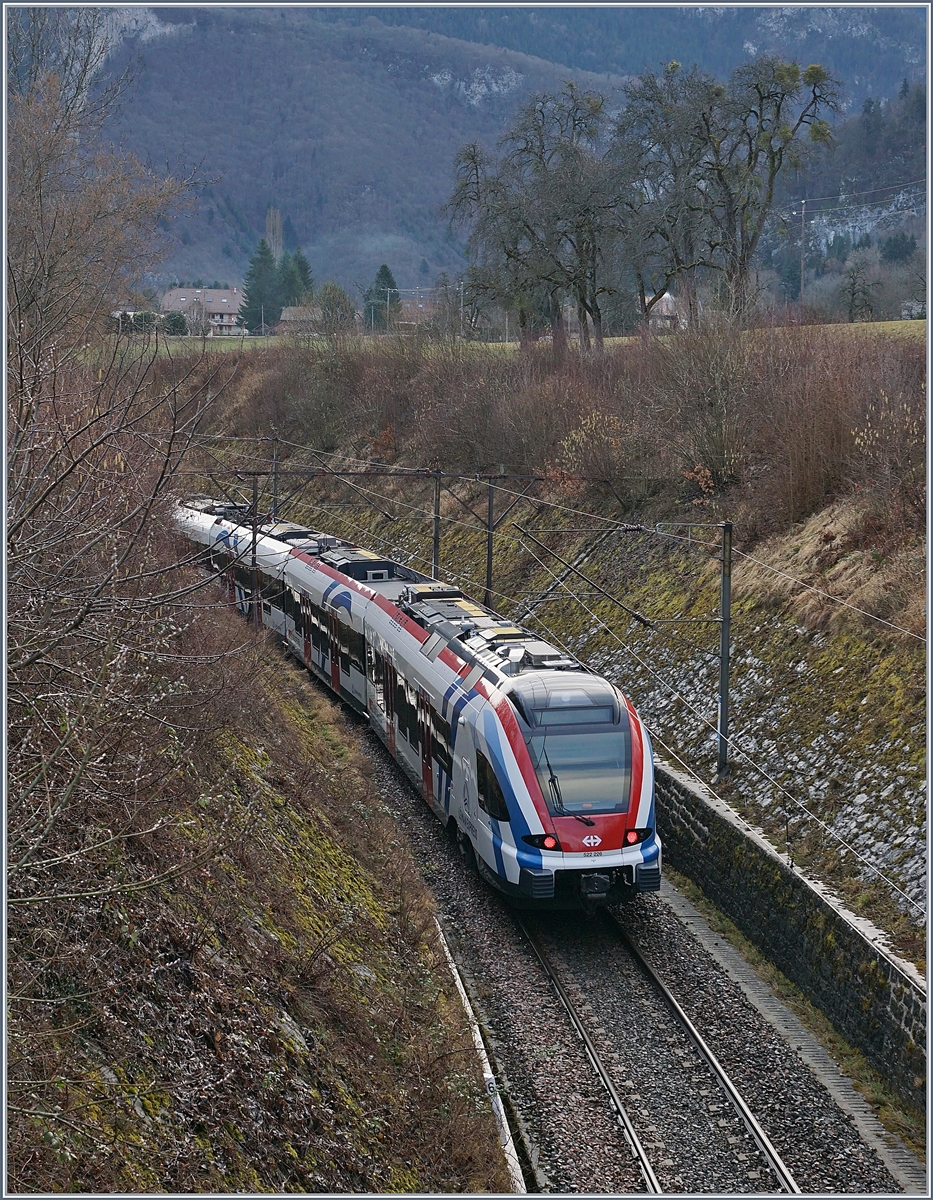 Kurz nach der Station St-Laurent beschreibt die Strecke nach La Roche sur Foron eine grosse und offene ca 240° Kehre; im Bild der SBB RABe 522 229 (und ein weitert, nicht zu sehender RABe 522) auf der Fahrt von Annecy in Richtung Copppet. 

21. Feb. 2020      