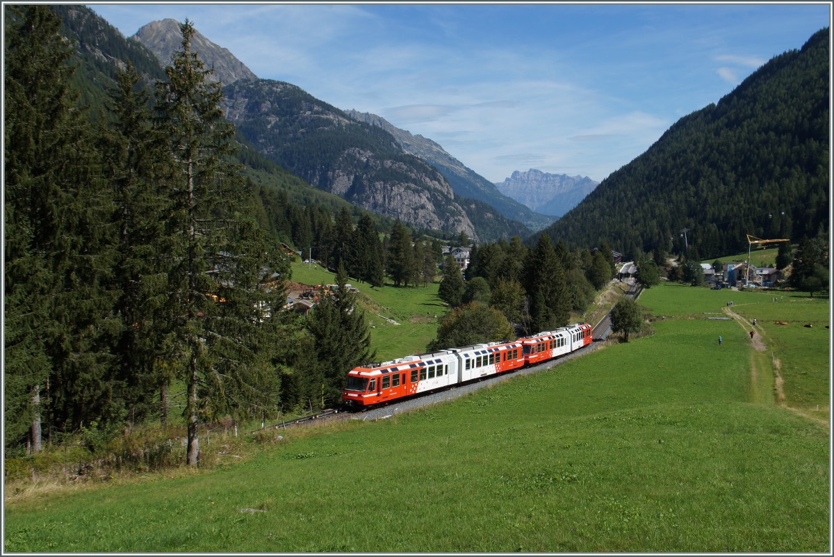 Kurz nach Vallorcine, der Bahnhof ist im Hintergrund noch zu sehen, konnte ich diesen TER nach Chamonix fotografieren. 
28. Aug. 2015