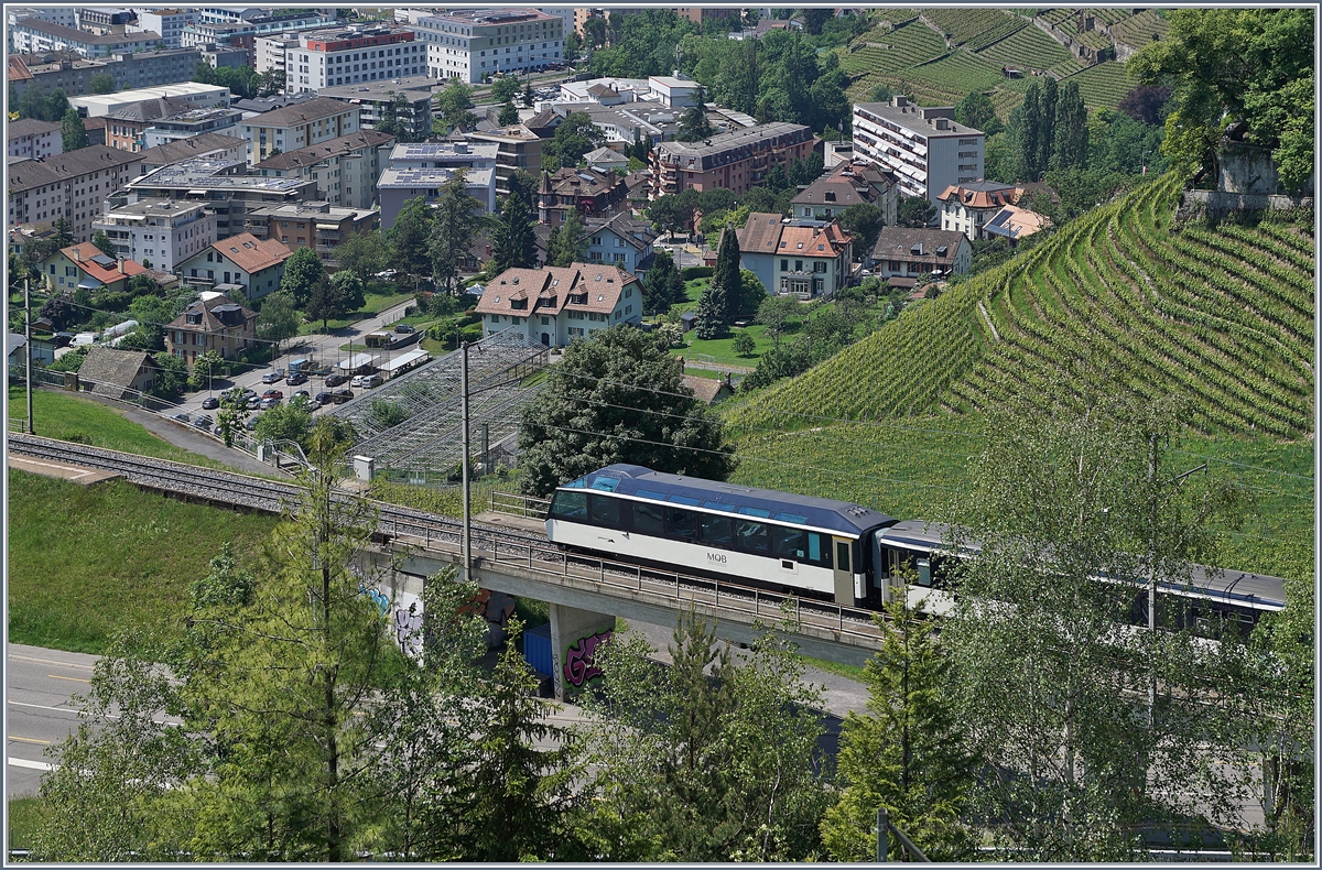 Kurz nach der Wiederinbetriebnahme des Ast 117 der in erster Linie durch die neue MOB Farbgebung auffällt, aber auch eine neue, automoatische Mittelpuffekupplung aufweist.

Bei Châtelard VD, den 18. Mai 2020