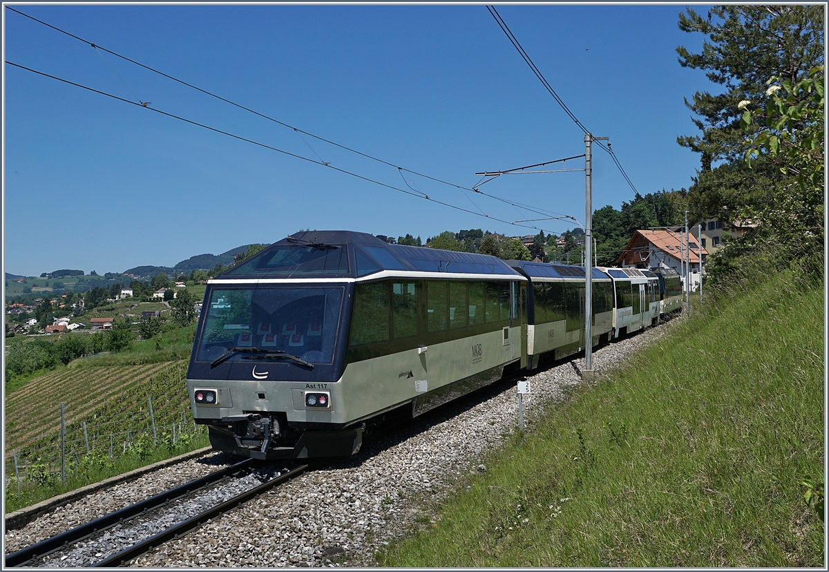 Kurz nach der Wiederinbetriebnahme des Ast 117 der in erster Linie durch die neue MOB Farbgebung auffällt, aber auch eine neue, automoatische Mittelpuffekupplung aufweist.

Bei Planchamp, den 21. Mai 2020