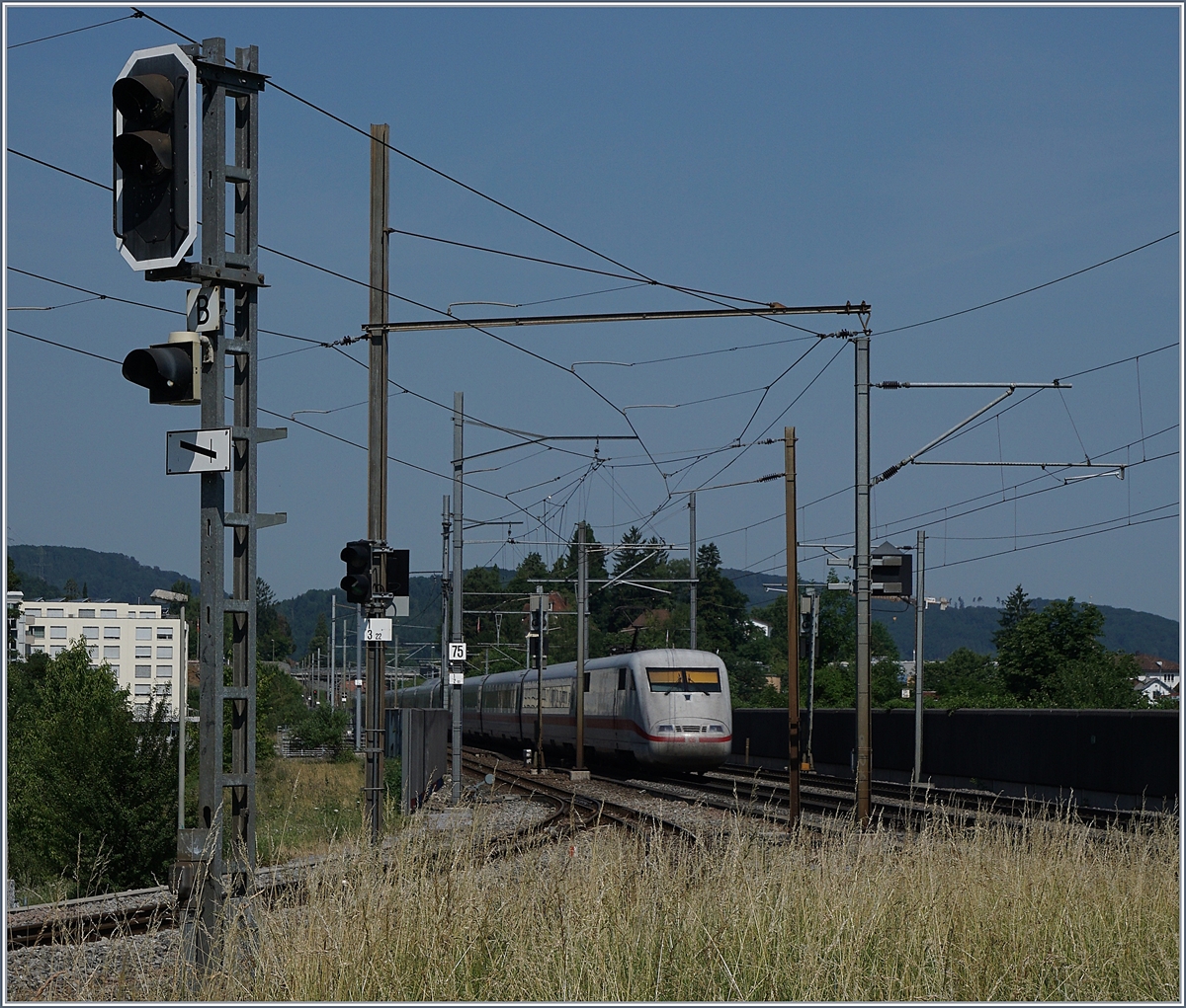 Kurz nachdem das  Waldenburgerli  Richtung Liestal gefahren ist, fährt auf den Normalspurgleisen ein ICE Richtung Basel vorbei. 
22. Juni 2017