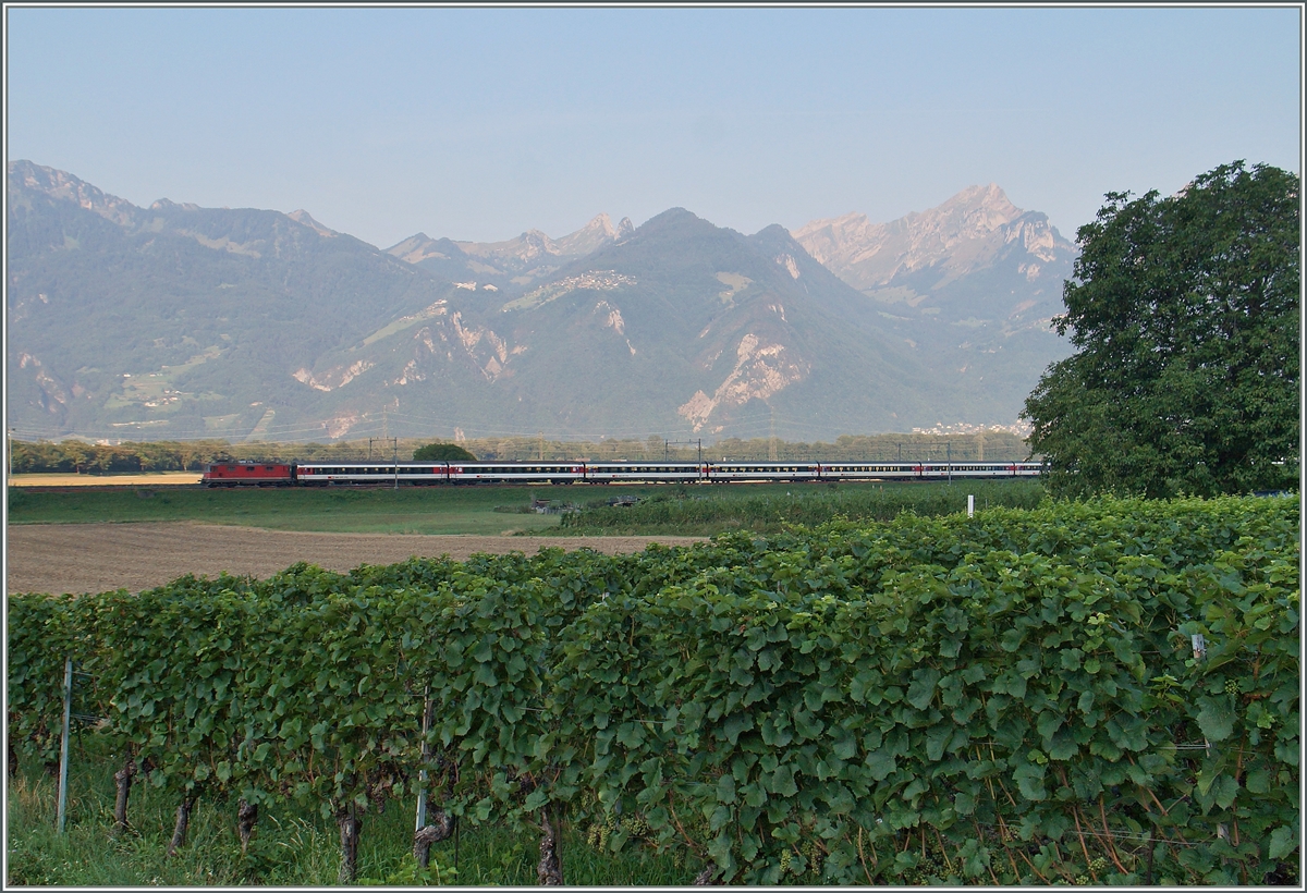 Kurz vor Aigle war diese unbekannte Re 4/4 mit einem IR Richtung Brig unterwegs.
12.08.2015