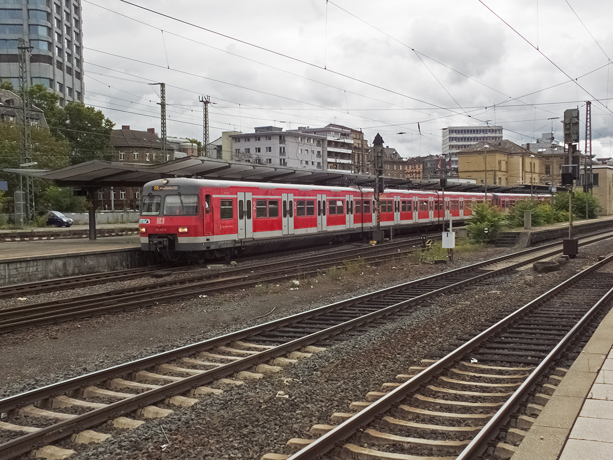 Kurz vor dem Einsatzende der 420 in Frankfurt wurden einige Triebwagen aus den letzten beiden Bauserien, die in den 90er-Jahren gebaut wurden, von Stuttgart dorthin versetzt. 420 432 und 428 sind zwei dieser Triebwagen.