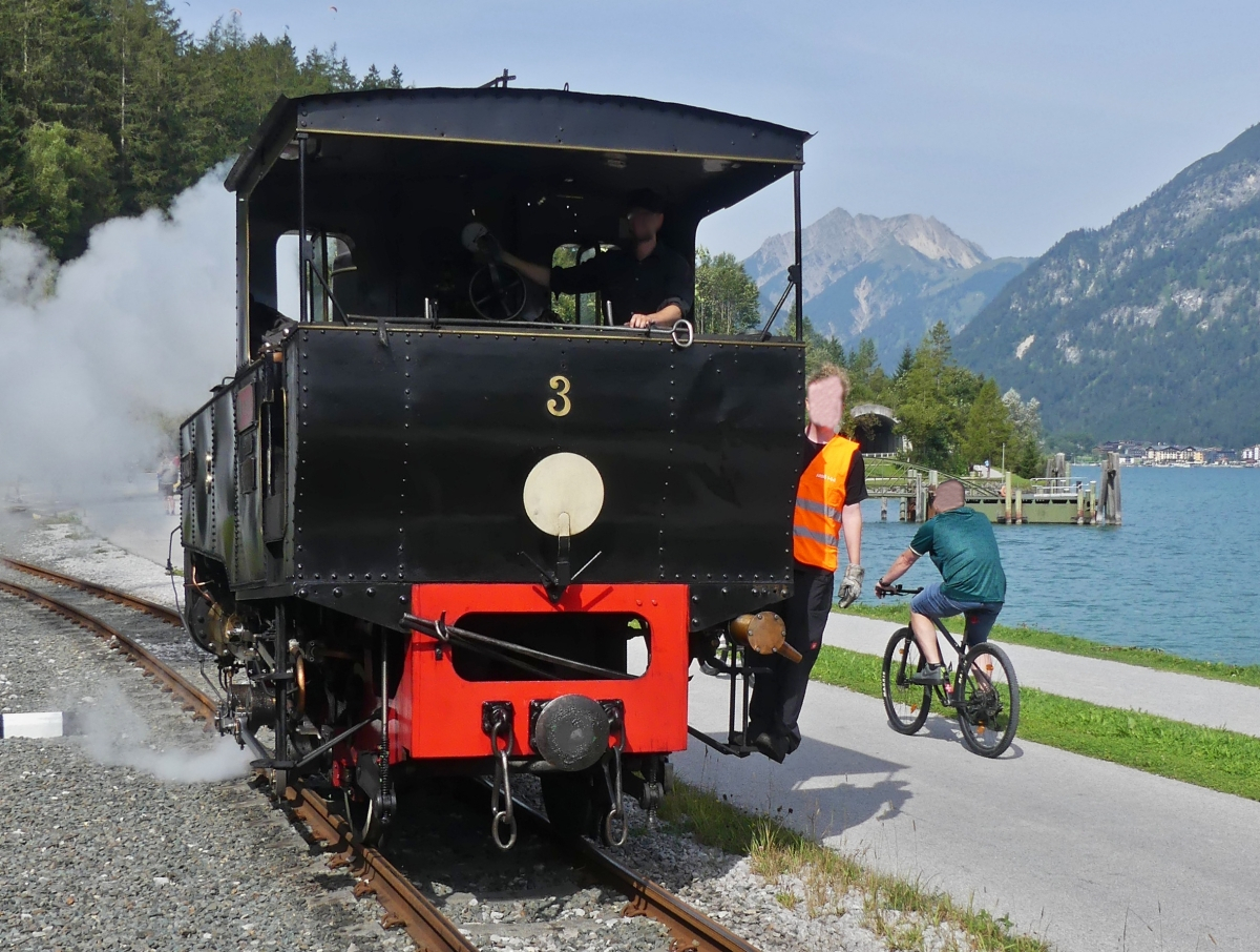 Kurz vor der Endhaltestelle  SEESPITZ  setzt die Dampflok 3 der Achenseebahn wieder um, damit sie den Zug bis zum Gleisende in die Haltestelle schieben kann. 22.08.2024 