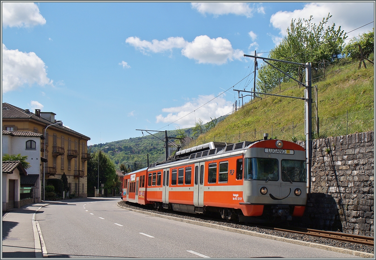 Kurz vor Ponte Tresa wechselt die Bahn von der Seeseite auf die Bergseie der Strasse. 
30. April 2015 