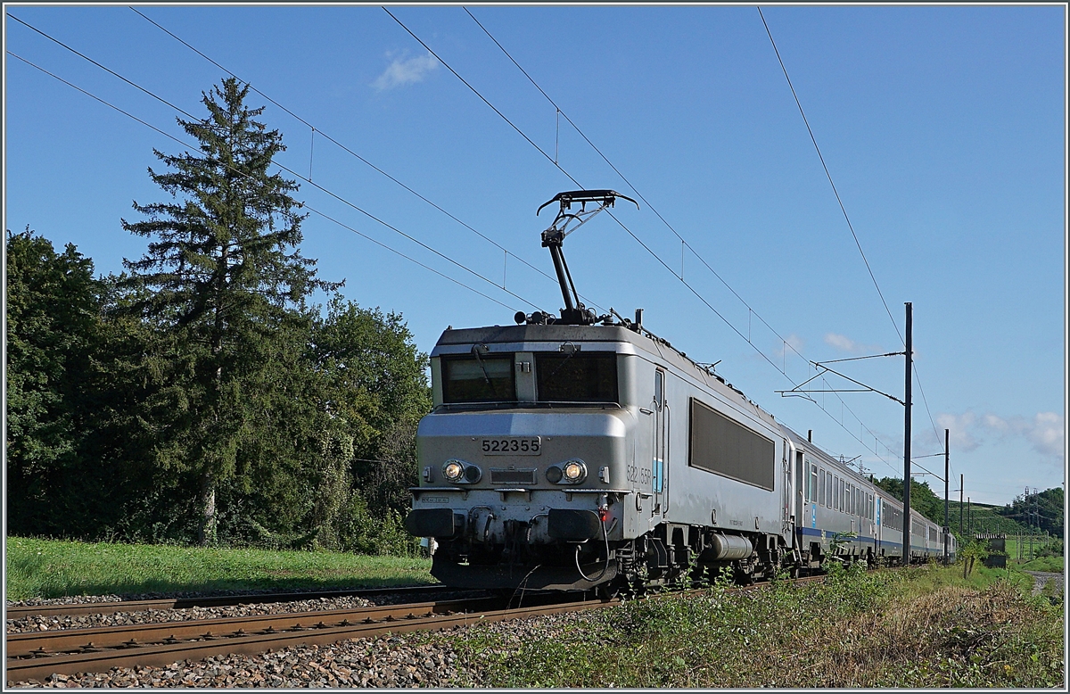 Kurz vor Pougny-Chancy ist die SNCF BB 22355 mit ihrem TER von Genève nach Lyon unterwegs. 

16. August 2021