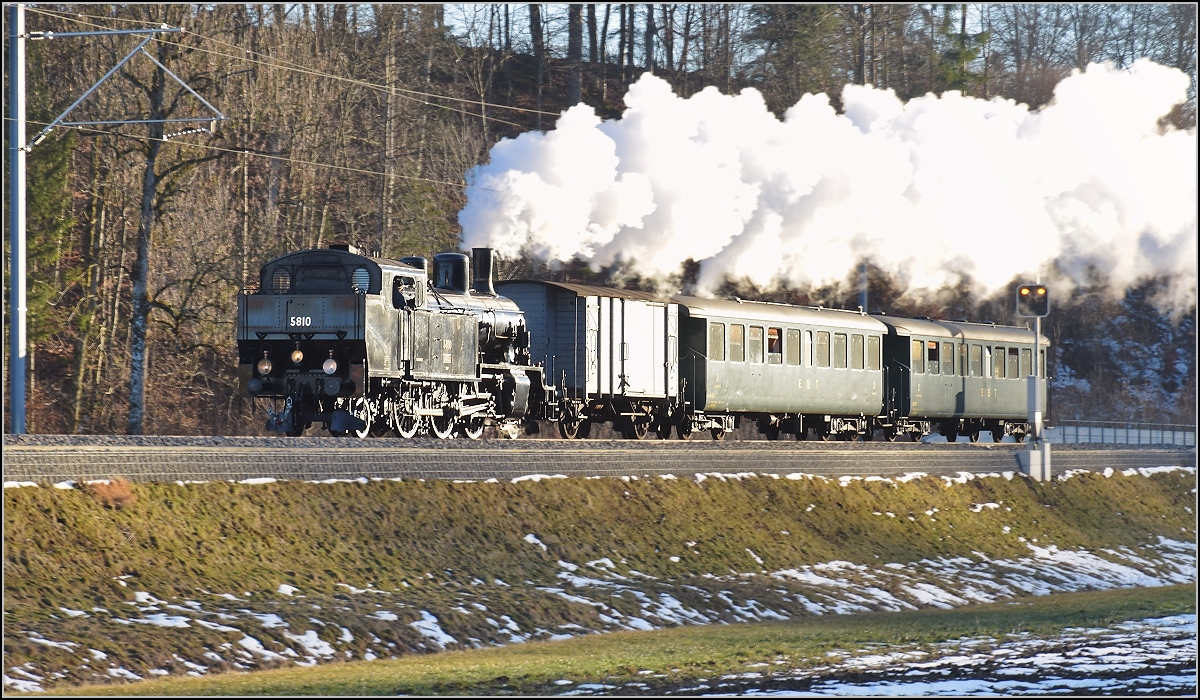 Kurz vor Sumiswald muss Eb 3/5 5810 noch kräftig arbeiten. Auf diesem Streckenabschnitt musste erst der reguläre Verkehr durchglassen werden. Sumiswald-Grünen, Februar 2019. 

Leider hatte ich bei der Belichtungskorrektur Plus/Minus verwechselt. Daher bitte ich die Qualitätsmängel der letzten Bilder zu entschuldigen. Die Stimmung war jedoch interessant genug, um diese Bilder trotzdem zu zeigen.